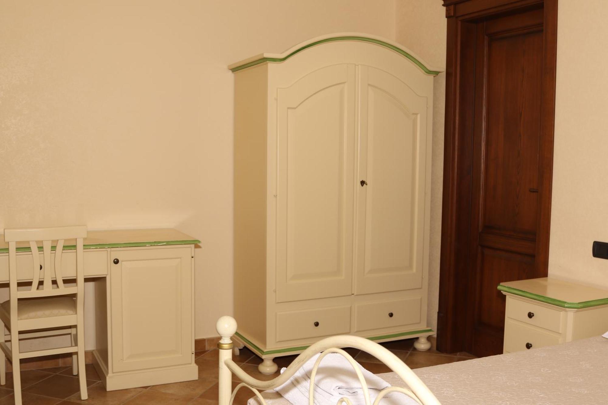 B&B Villa Mery Mileto Bagian luar foto