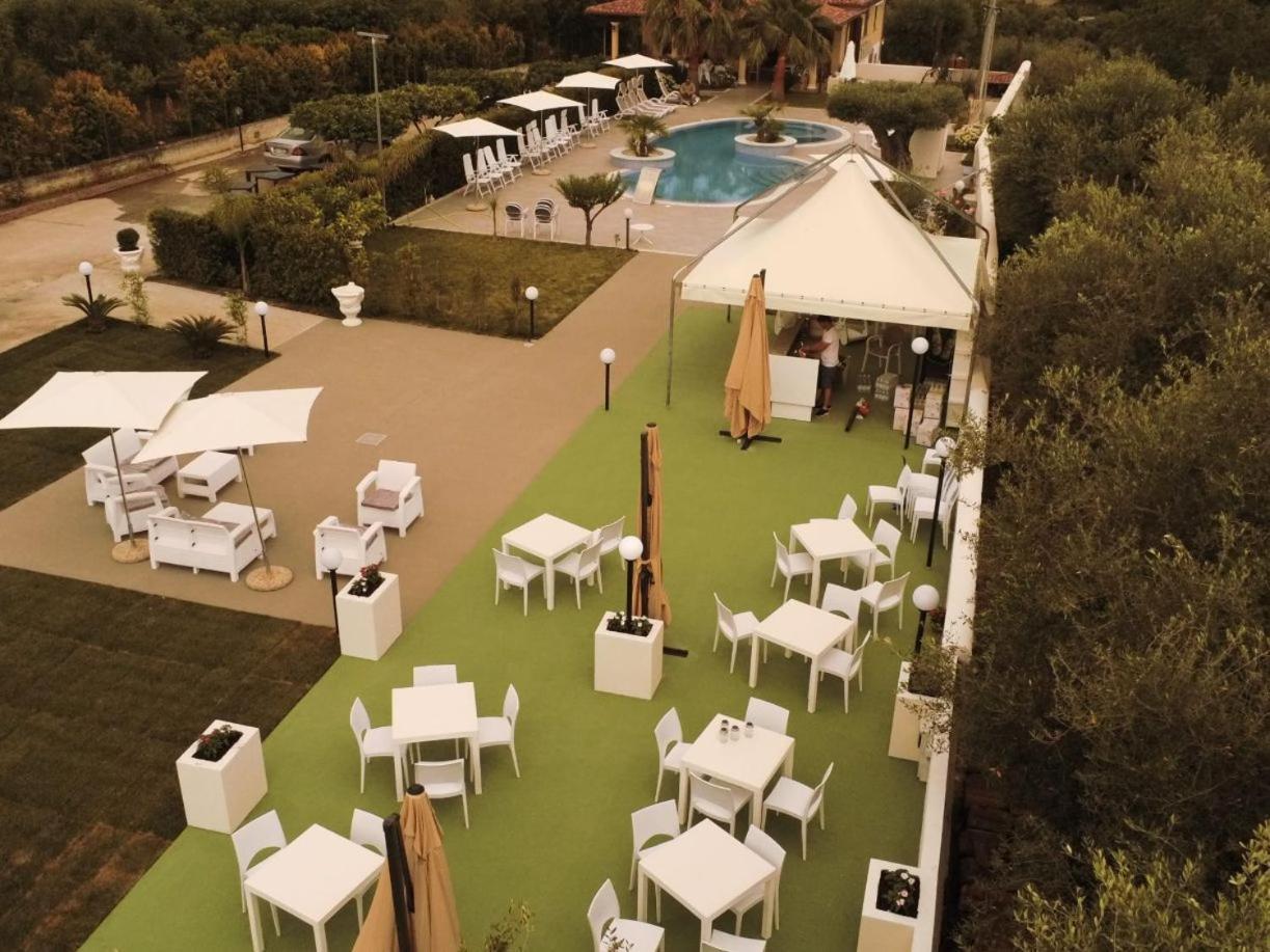 B&B Villa Mery Mileto Bagian luar foto