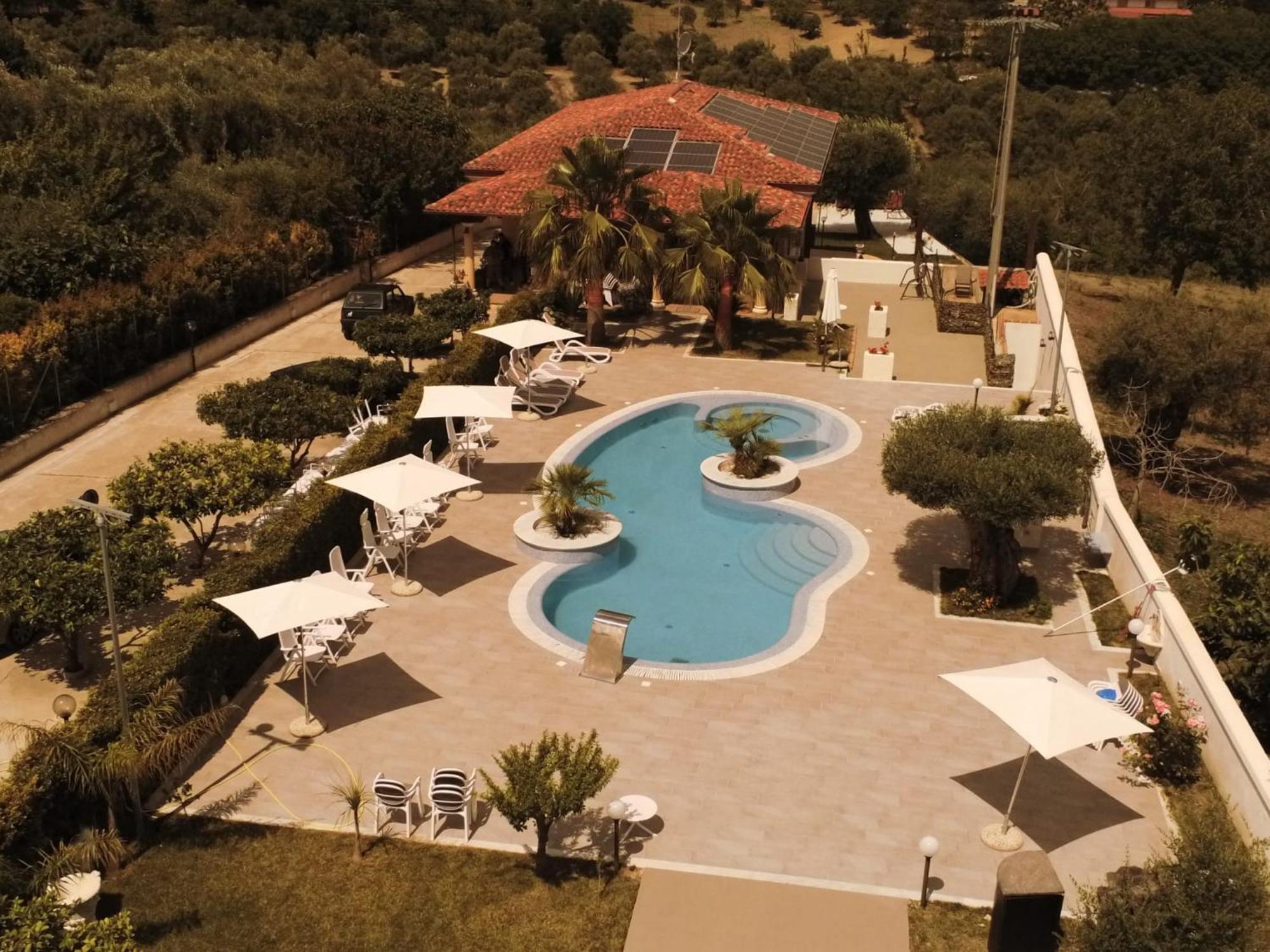 B&B Villa Mery Mileto Bagian luar foto